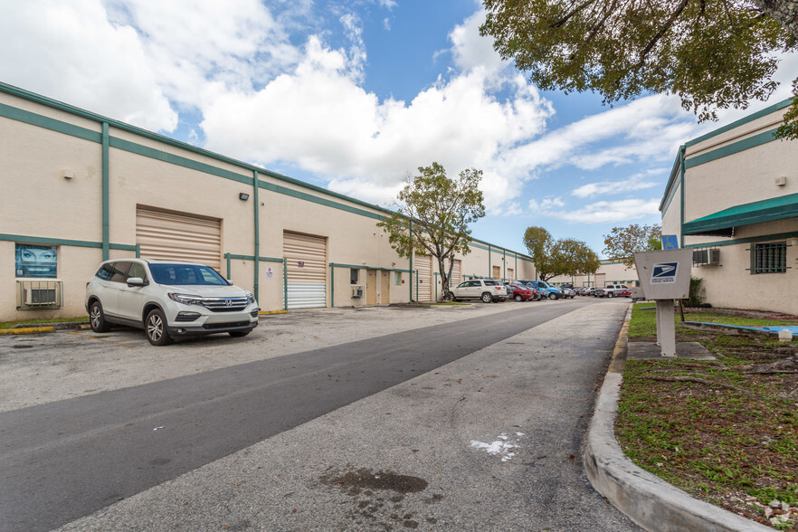 18329-18399 NE 4th Ct, North Miami Beach, FL for lease - Building Photo - Image 3 of 14