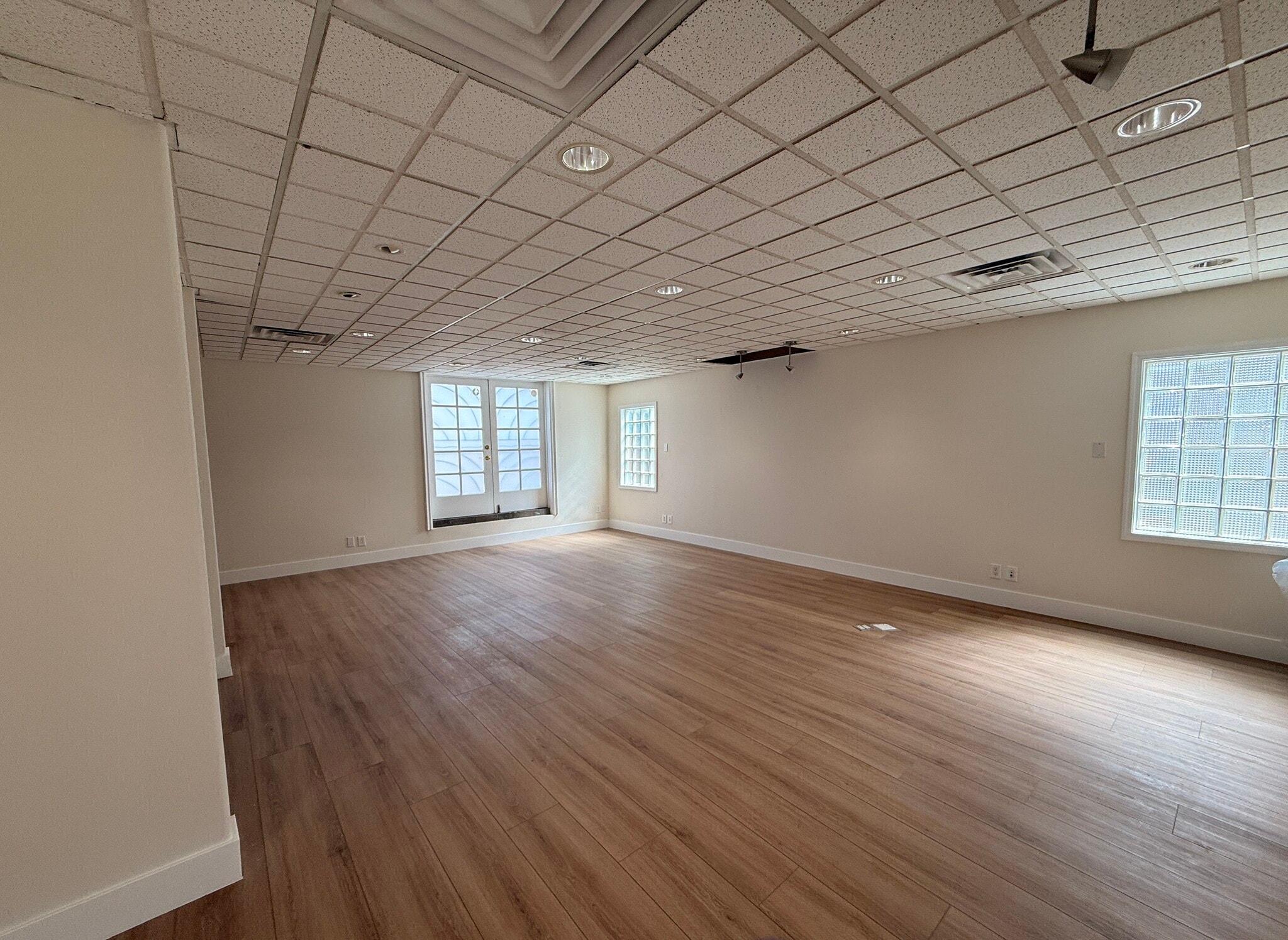 11326 Ventura Blvd, Studio City, CA for lease Interior Photo- Image 1 of 6