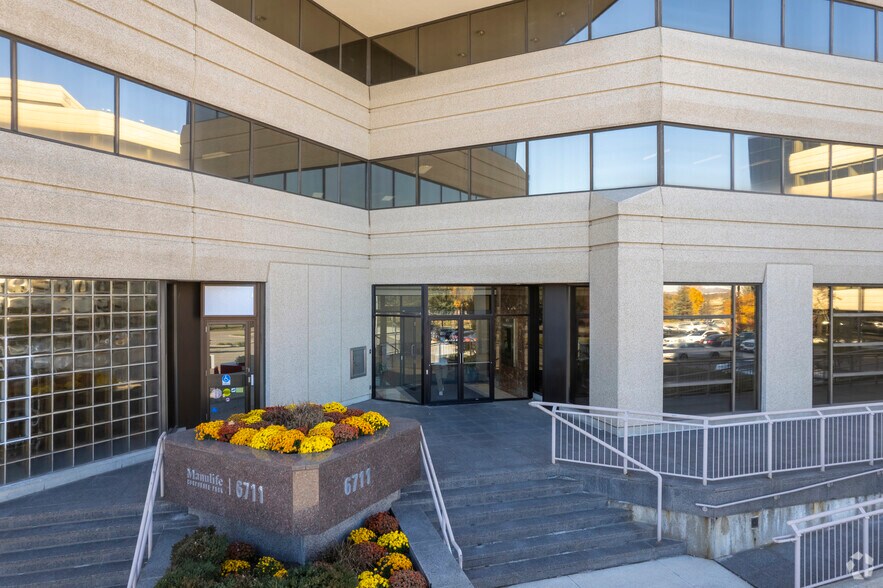 6711 Mississauga Rd, Mississauga, ON à louer - Photo du bâtiment - Image 3 de 11