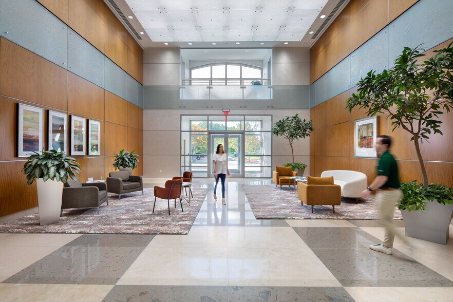 11790 Sunrise Valley Dr, Reston, VA à louer - Hall d’entrée - Image 3 de 18