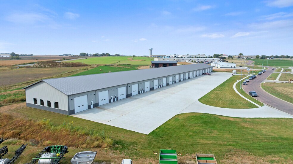 1301-1337 SE John Deere Cir, Madison, SD à vendre - Photo du bâtiment - Image 3 de 9