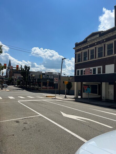 2 N Pennsylvania Ave, Greensburg, PA à vendre - Photo du bâtiment - Image 3 de 4
