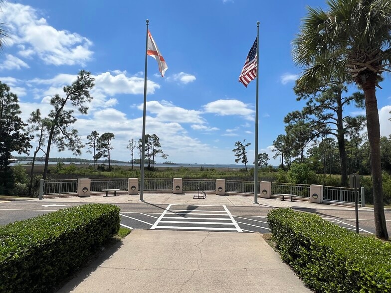 1002 Arthur Dr, Lynn Haven, FL for lease - Building Photo - Image 3 of 18