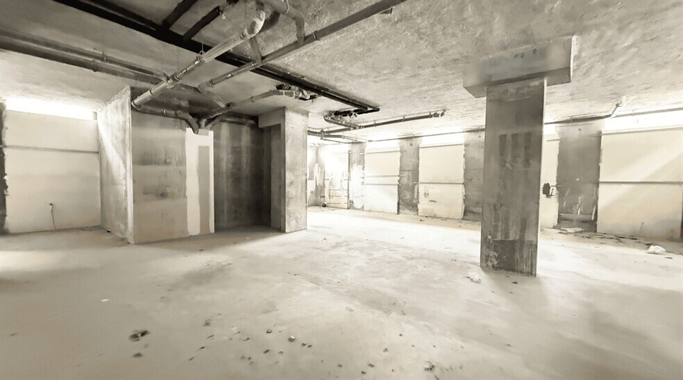 Retail in Noisy-le-Grand for lease - Interior Photo - Image 1 of 3