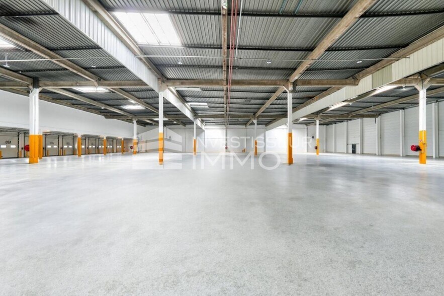 Flex in Trappes for lease - Building Photo - Image 2 of 7