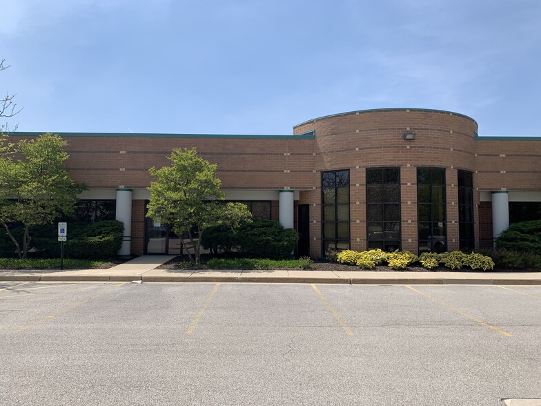 201 Hansen Ct, Wood Dale, IL for lease - Building Photo - Image 2 of 5