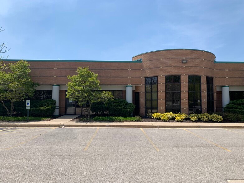 201 Hansen Ct, Wood Dale, IL à louer - Photo du bâtiment - Image 2 de 5