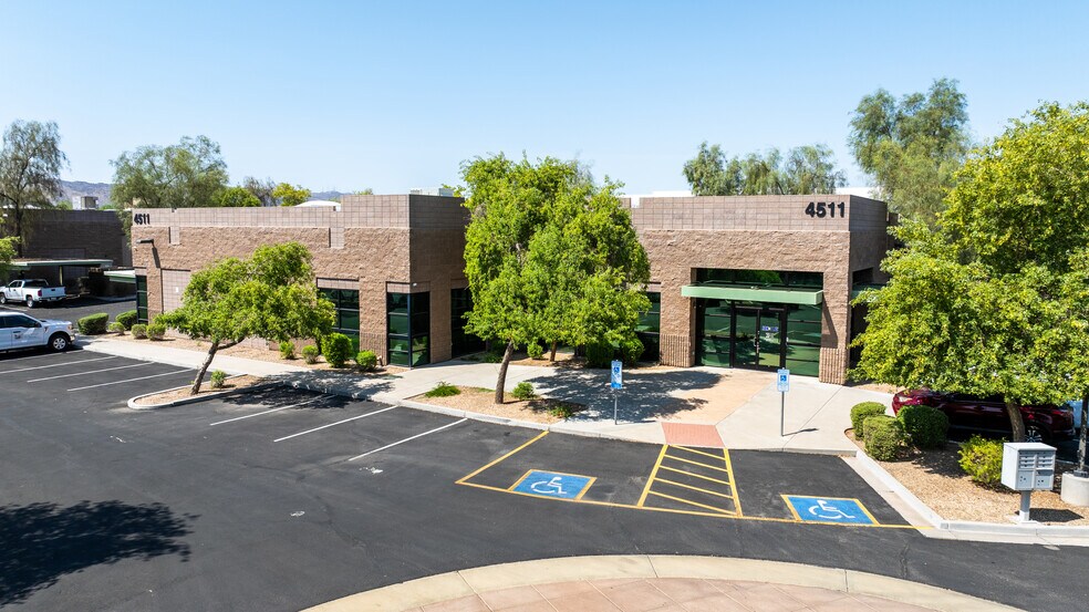 4511 E Broadway Rd, Phoenix, AZ à vendre - Photo du bâtiment - Image 1 de 11