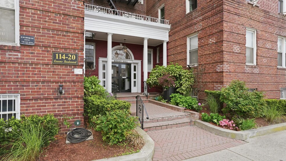 114-20 Queens Blvd, Forest Hills, NY à vendre - Photo du bâtiment - Image 1 de 7