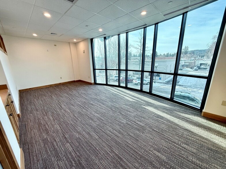 550 NW Franklin Ave, Bend, OR for lease - Building Photo - Image 3 of 12