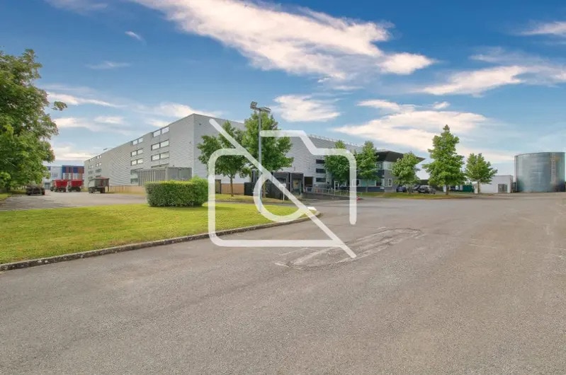 Industrial in Saint-Michel-sur-Orge for lease Building Photo- Image 1 of 4