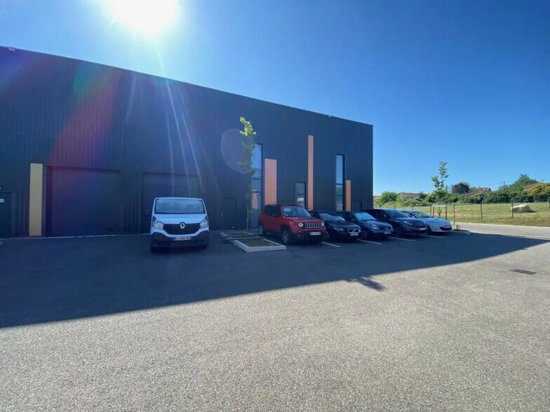 Local d'activités dans Villefontaine à vendre - Photo du bâtiment - Image 3 de 6