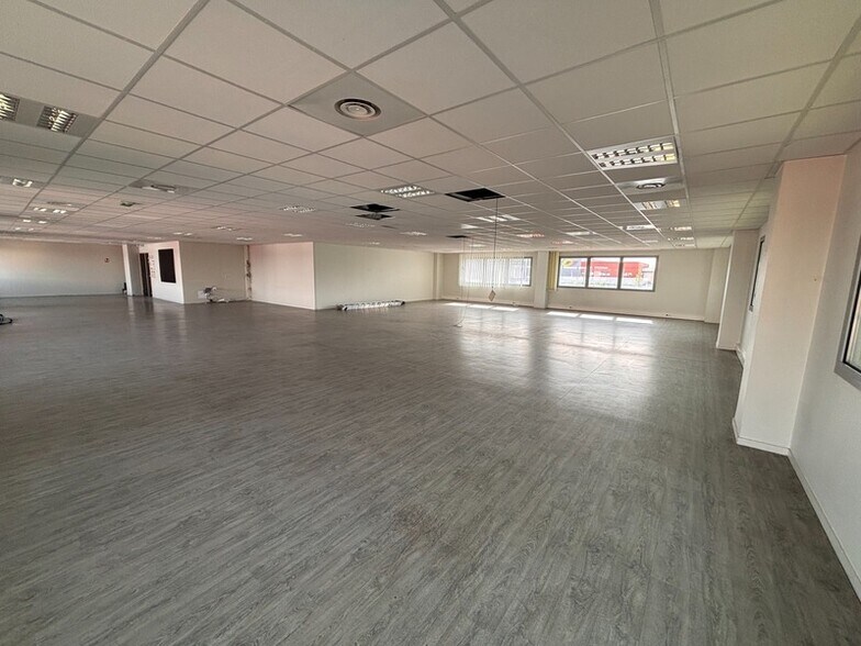 Flex in Saint-Priest for lease - Interior Photo - Image 3 of 7