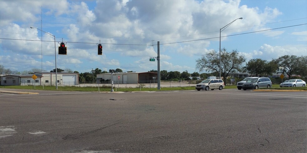 2560 Whitfield Ave, Sarasota, FL à vendre - Photo du bâtiment - Image 2 de 3