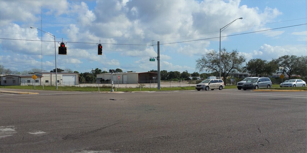 2560 Whitfield Ave, Sarasota, FL à vendre - Photo du bâtiment - Image 2 de 3