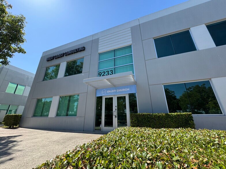 9223-9233 Research Dr, Irvine, CA à louer - Photo du bâtiment - Image 2 de 10