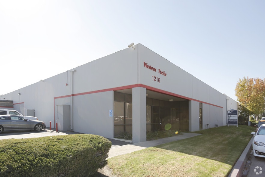 1216 W Grove Ave, Orange, CA for lease - Primary Photo - Image 1 of 4