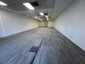 24450 Lyons Ave, Newhall, CA à louer Photo intérieure- Image 2 de 5