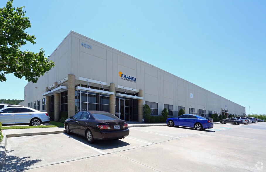 4325 W Sam Houston Pky N, Houston, TX à louer - Photo du bâtiment - Image 1 de 7