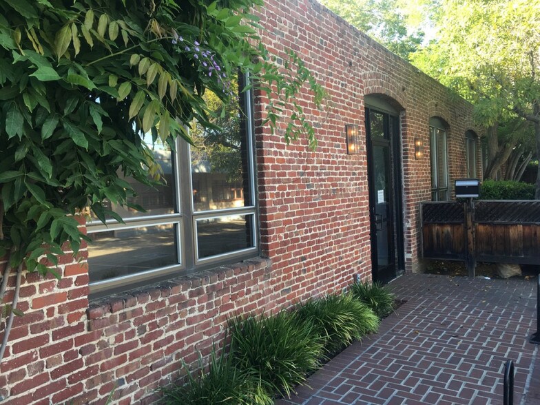247 High St, Palo Alto, CA à louer - Photo du bâtiment - Image 1 de 38