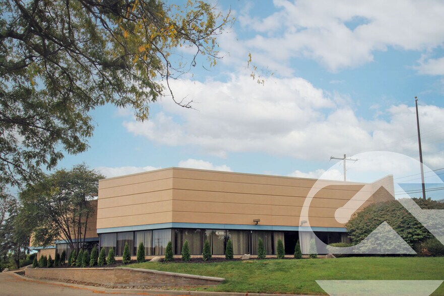 24555 Hallwood Ct, Farmington Hills, MI à louer - Photo du bâtiment - Image 1 de 20