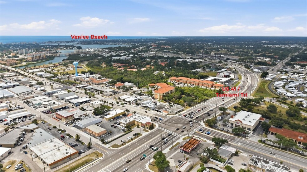 629 E Venice Ave, Venice, FL à vendre - Photo du bâtiment - Image 2 de 26