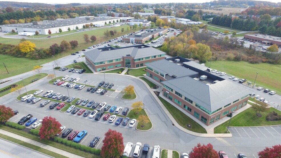 220 Saint Charles Way, York, PA à louer - Photo du bâtiment - Image 2 de 4