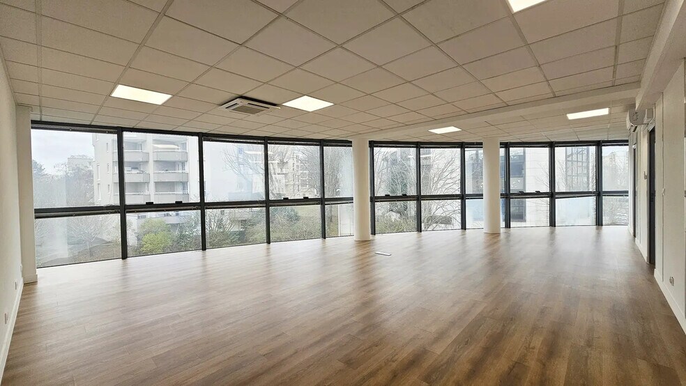 Office in Lognes for lease - Interior Photo - Image 2 of 11