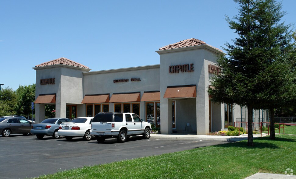 4950 Stockdale Hwy, Bakersfield, CA à louer - Photo du bâtiment - Image 2 de 2