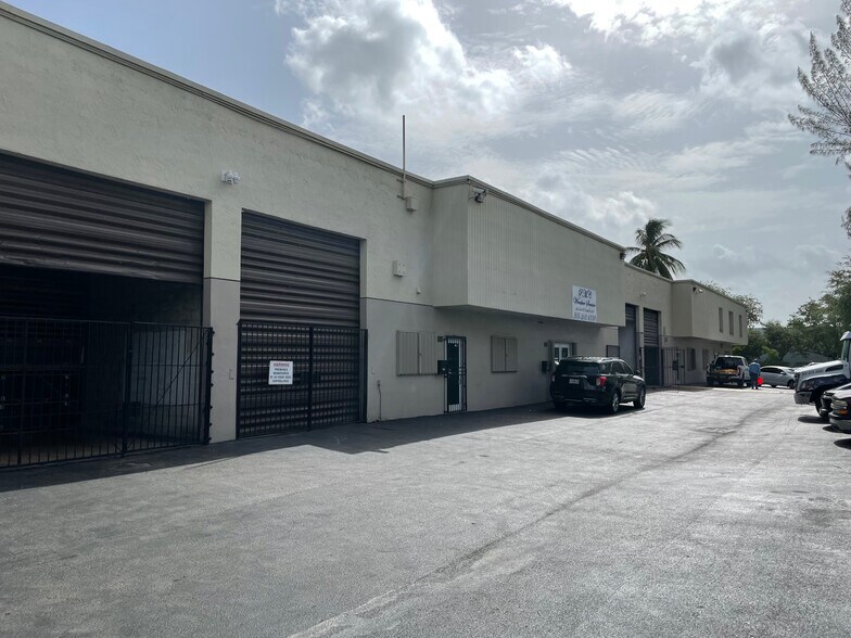 1521-1529 NW 89th Ct, Doral, FL à louer - Photo du bâtiment - Image 3 de 3