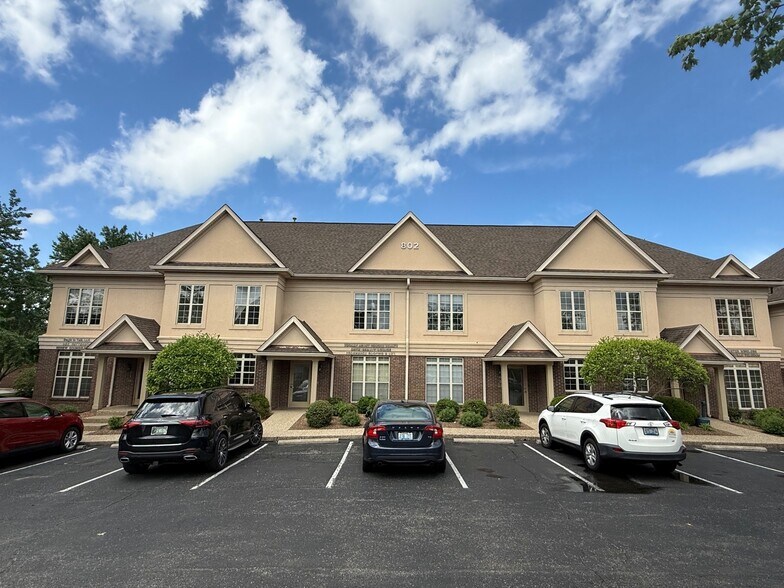 800-806 Stonecreek Pky, Louisville, KY for lease - Primary Photo - Image 1 of 3
