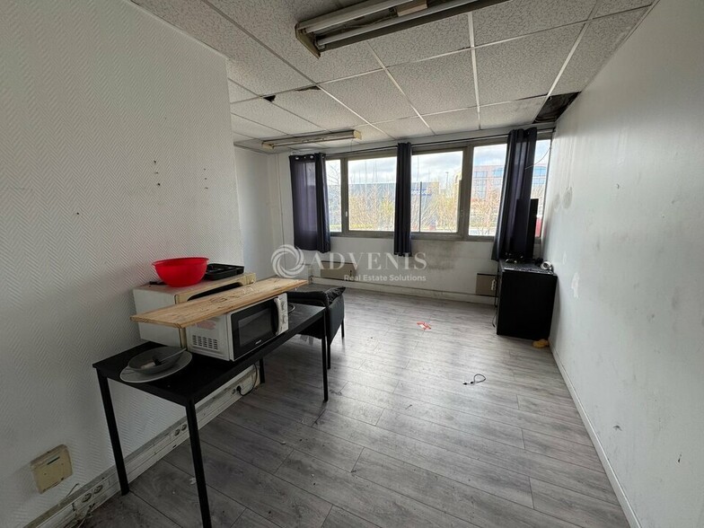 Flex in Torcy for lease - Interior Photo - Image 3 of 5