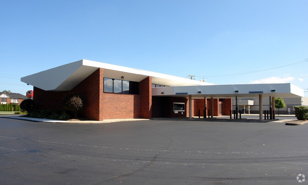 3900 E 14 Mile Rd, Warren, MI à vendre - Photo du bâtiment - Image 3 de 4