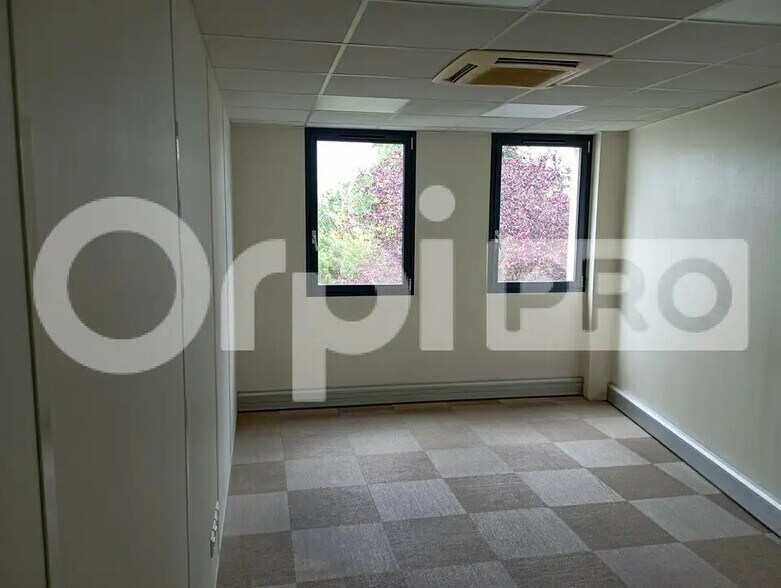 Office in Reims for lease - Building Photo - Image 1 of 5