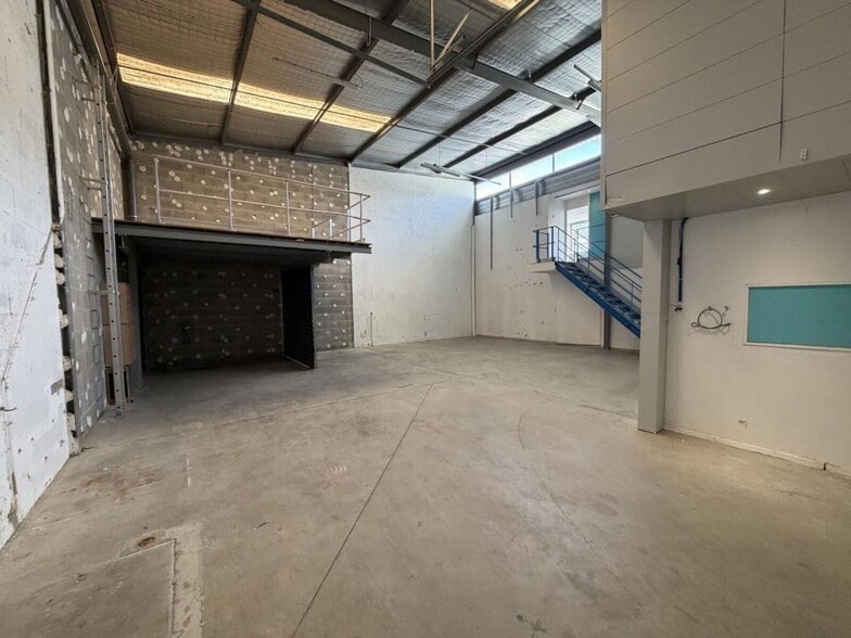 Flex in Brignais for lease - Interior Photo - Image 2 of 7