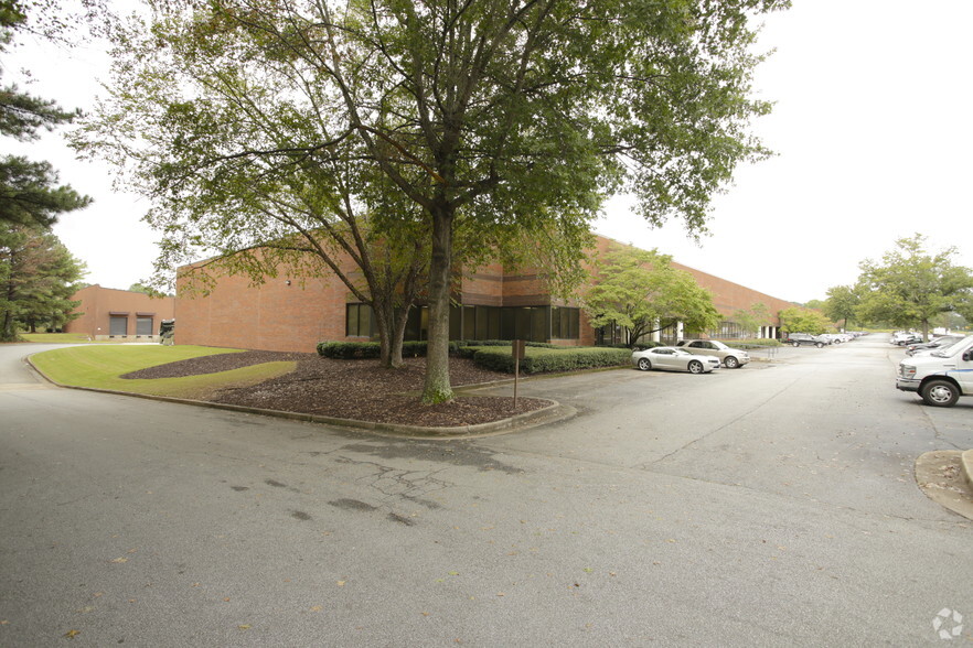 5365 Dividend Dr, Decatur, GA for lease - Building Photo - Image 1 of 6