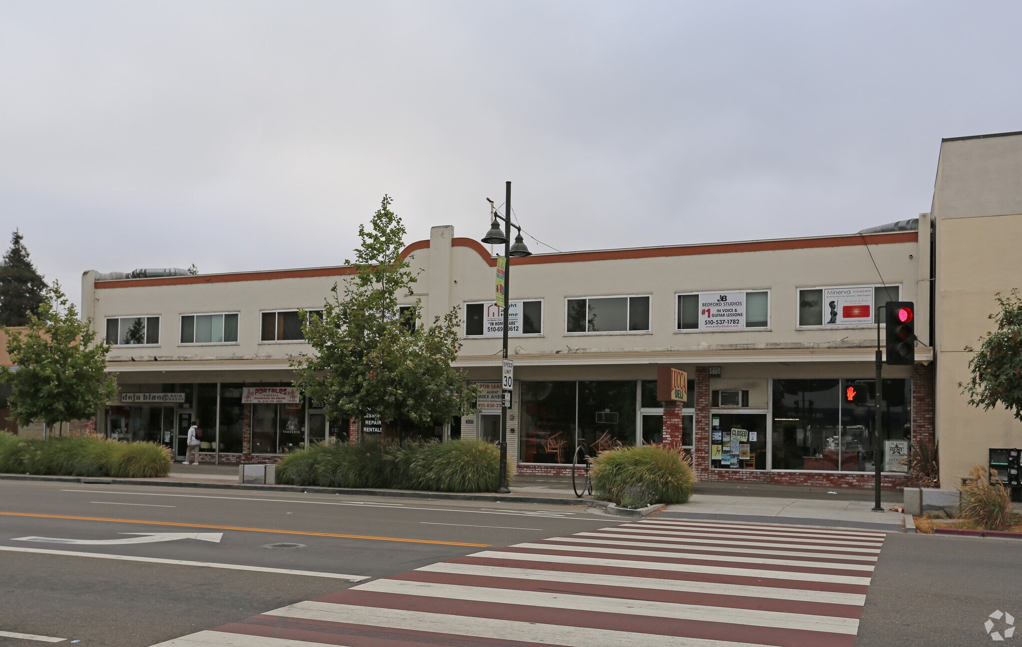 3121-3161 Castro Valley Blvd, Castro Valley, CA à vendre Photo principale- Image 1 de 1