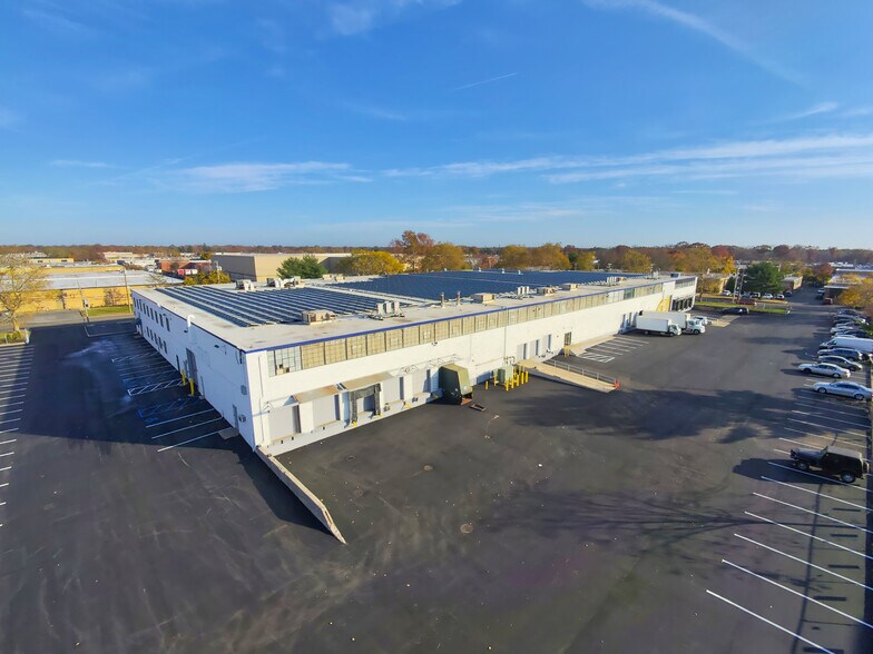 303 Smith St, Farmingdale, NY à louer - Photo du bâtiment - Image 3 de 4