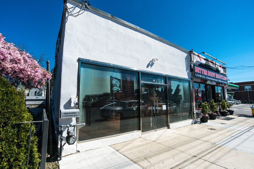 12 Northern Blvd, Great Neck, NY à louer - Photo du bâtiment - Image 3 de 12