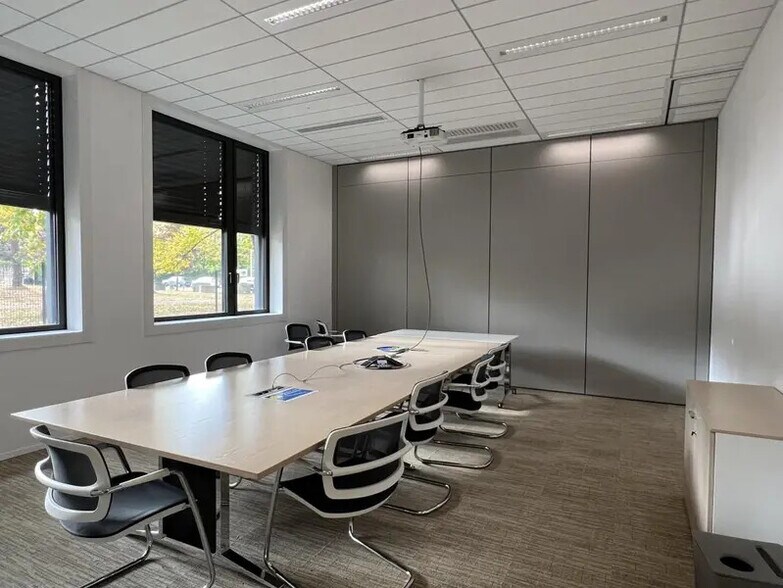 7 Avenue Nicéphore Niépce, Montigny-le-Bretonneux for lease - Interior Photo - Image 2 of 11