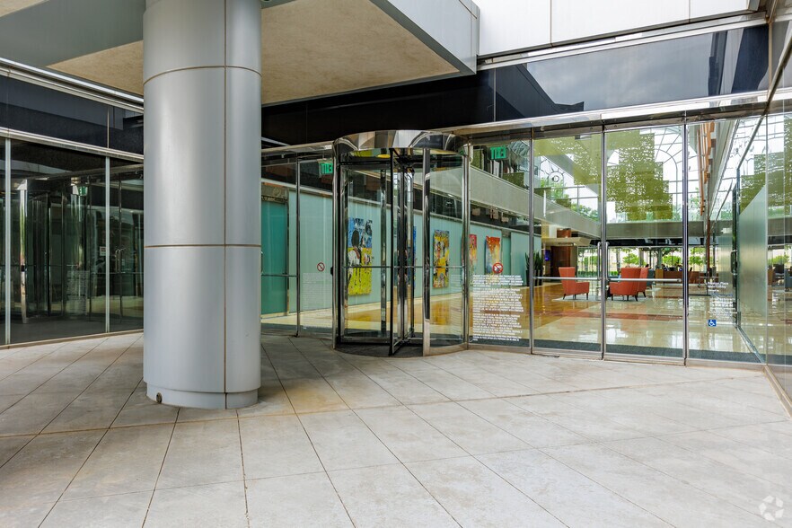 17950 Preston Rd, Dallas, TX à louer - Photo du bâtiment - Image 3 de 32