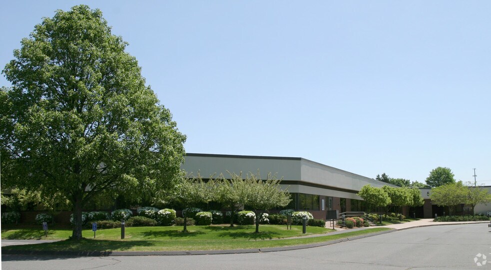 825 Brook St, Rocky Hill, CT à louer - Photo du bâtiment - Image 2 de 12