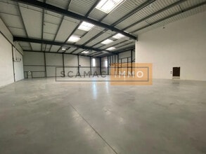 Bureau dans Le Thillay à louer Photo du bâtiment- Image 1 de 4