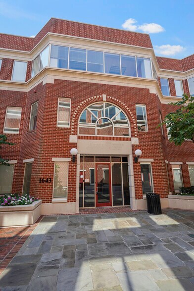 1631-1663 Prince St, Alexandria, VA à louer - Photo du bâtiment - Image 2 de 14