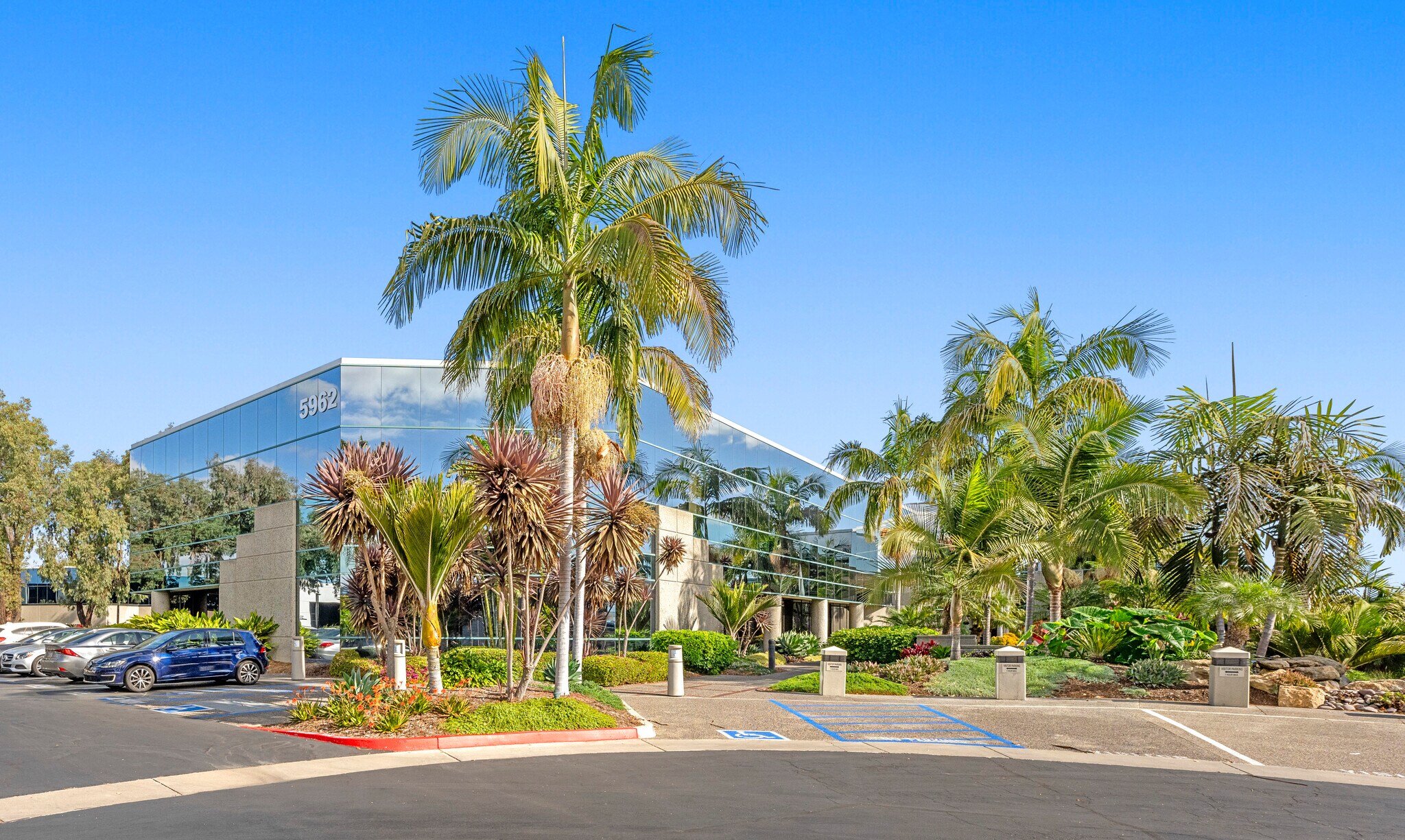 5962 La Place Ct, Carlsbad, CA à louer Photo du bâtiment- Image 1 de 13