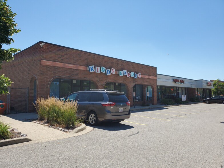 2203-2241 W Schaumburg Rd, Schaumburg, IL à louer - Photo du bâtiment - Image 2 de 13