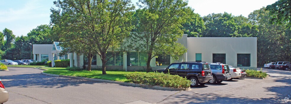 1333 E Main St, Riverhead, NY à louer - Photo du bâtiment - Image 2 de 8