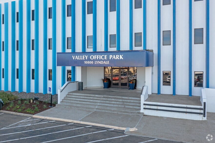 10800 Lyndale Ave S, Bloomington, MN à louer - Photo du bâtiment - Image 3 de 31