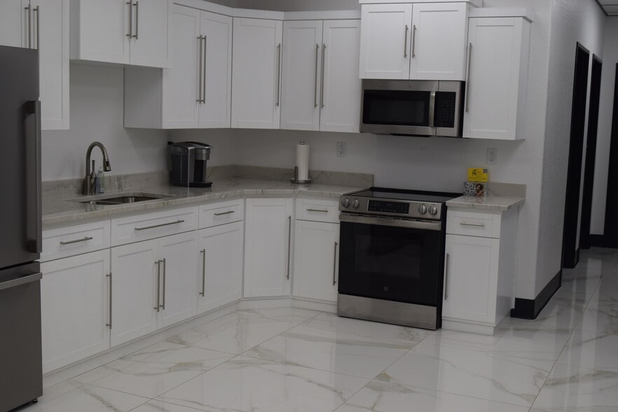 6306 County 122 Rd, Midland, TX for lease - Interior Photo - Image 2 of 24