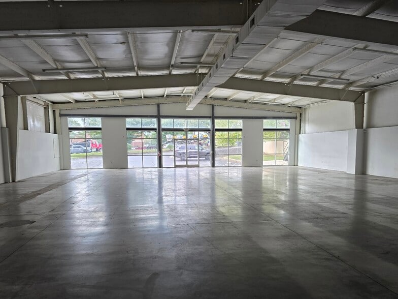 940 US Highway 70 SW, Hickory, NC for lease - Interior Photo - Image 3 of 18